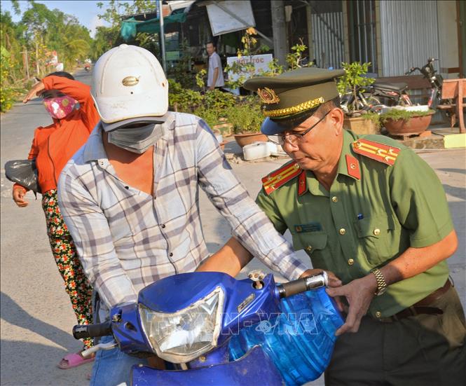 Công an tỉnh Cà Mau hỗ trợ nước cho gần 60 hộ dân ở huyện Trần Văn Thời. Ảnh: Huỳnh Anh - TTXVN
