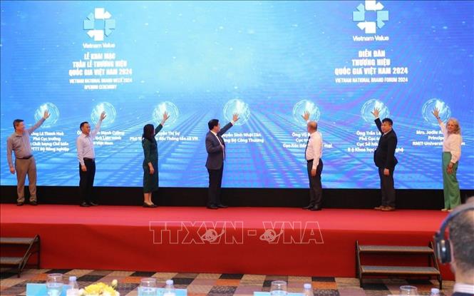 The Trade Promotion Agency under the Ministry of Industry and Trade opens the Vietnam National Brand Week 2024 in Hanoi on April 16. VNA Photo: Uyên Hương