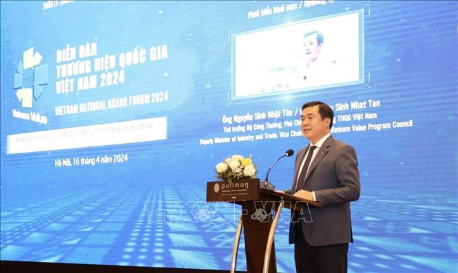 Deputy Minister Nguyen Sinh Nhat Tan, who is also Vice Chairman of the Vietnam Value Programme Council speaks at the event. VNA Photo: Uyên Hương