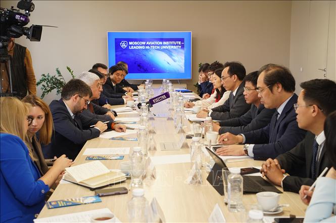 Đoàn công tác và Ban lãnh đại Đại học Hàng không Moskva (MAI) thảo luận việc thúc đẩy đào tạo kỹ sư kỹ thuật cho Việt Nam. Ảnh: Duy Trinh - PV TTXVN tại LB Nga
