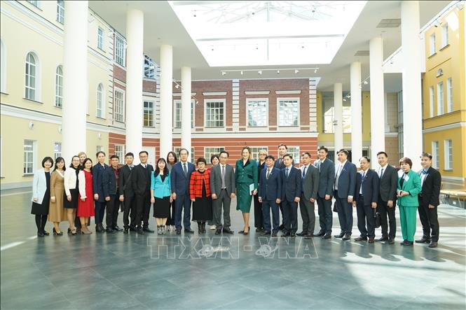 Đoàn công tác chụp ảnh lưu niệm với lãnh đạo Đại học nghiên cứu quốc gia “Trường Kinh tế Cao cấp” (HSE). Ảnh: Duy Trinh - PV TTXVN tại LB Nga
