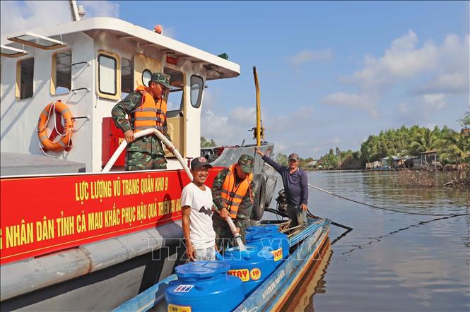 Supplying fresh water to locals in the southernmost province of Ca Mau, where faces serious shortage of water due to drought and saltwater intrusion. VNA Photo: Huỳnh Anh