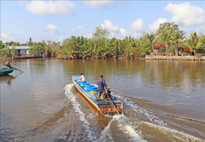 Supplying fresh water to locals in the southernmost province of Ca Mau, where faces serious shortage of water due to drought and saltwater intrusion. VNA Photo: Huỳnh Anh