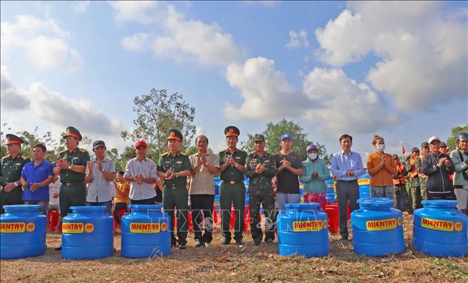 Supplying fresh water to locals in the southernmost province of Ca Mau, where faces serious shortage of water due to drought and saltwater intrusion. VNA Photo: Huỳnh Anh