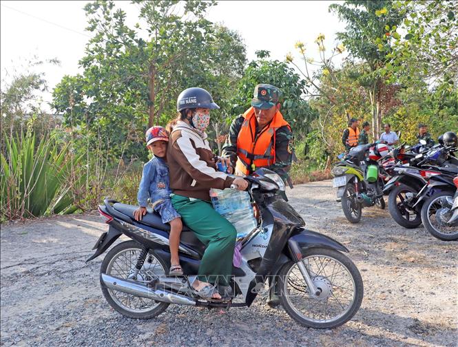 Supplying fresh water to locals in the southernmost province of Ca Mau, where faces serious shortage of water due to drought and saltwater intrusion. VNA Photo: Huỳnh Anh