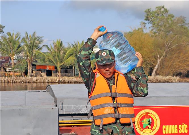 Supplying fresh water to locals in the southernmost province of Ca Mau, where faces serious shortage of water due to drought and saltwater intrusion. VNA Photo: Huỳnh Anh