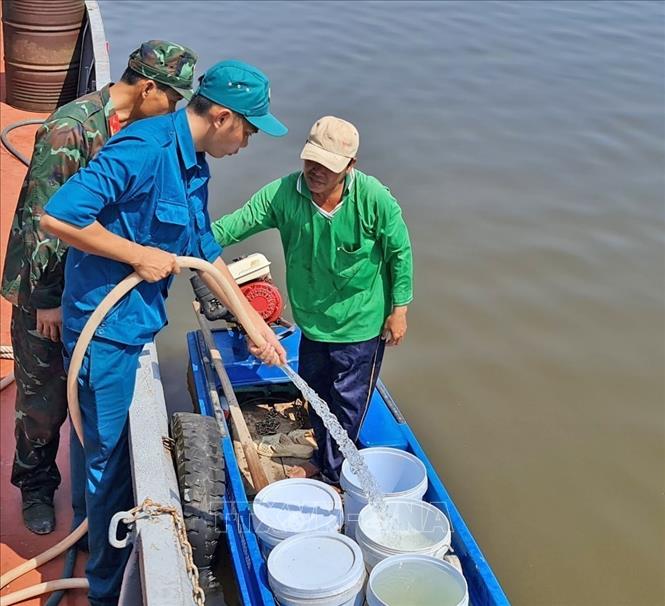 Supplying fresh water to locals in the southernmost province of Ca Mau, where faces serious shortage of water due to drought and saltwater intrusion. VNA Photo: Huỳnh Anh