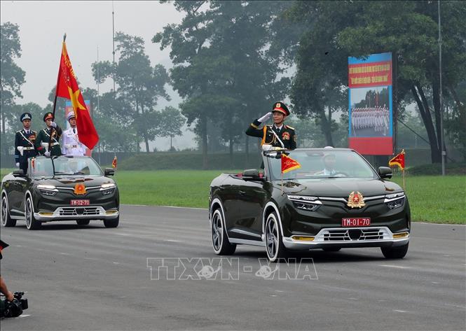 Trung tướng Nguyễn Trọng Bình, Phó Tổng Tham mưu trưởng QĐND Việt Nam trên xe chỉ huy đoàn diễu binh. Ảnh: Trọng Đức - TTXVN 
