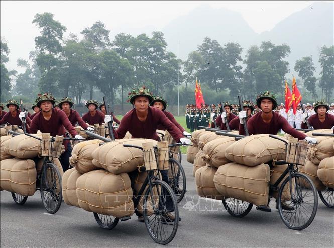 Khối dân công hỏa tuyến tham gia tổng duyệt. Ảnh: Trọng Đức - TTXVN