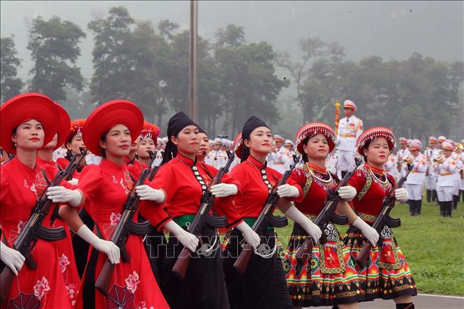 Khối nữ dân quân các dân tộc Tây Bắc tham gia tổng duyệt. Ảnh: Trọng Đức - TTXVN