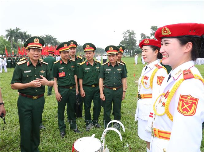 Thượng tướng Nguyễn Tân Cương, Tổng Tham mưu trưởng, Thứ trưởng Bộ Quốc phòng kiểm tra, động viên sĩ quan các khối tham gia tổng duyệt. Ảnh: Trọng Đức - TTXVN