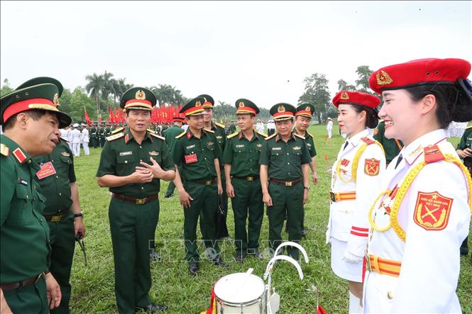 Thượng tướng Nguyễn Tân Cương, Tổng Tham mưu trưởng, Thứ trưởng Bộ Quốc phòng kiểm tra, động viên sĩ quan các khối tham gia tổng duyệt. Ảnh: Trọng Đức - TTXVN
