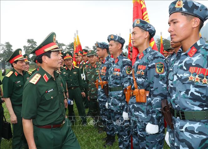 Thượng tướng Nguyễn Tân Cương, Tổng Tham mưu trưởng, Thứ trưởng Bộ Quốc phòng kiểm tra, động viên sĩ quan các khối tham gia tổng duyệt. Ảnh: Trọng Đức - TTXVN