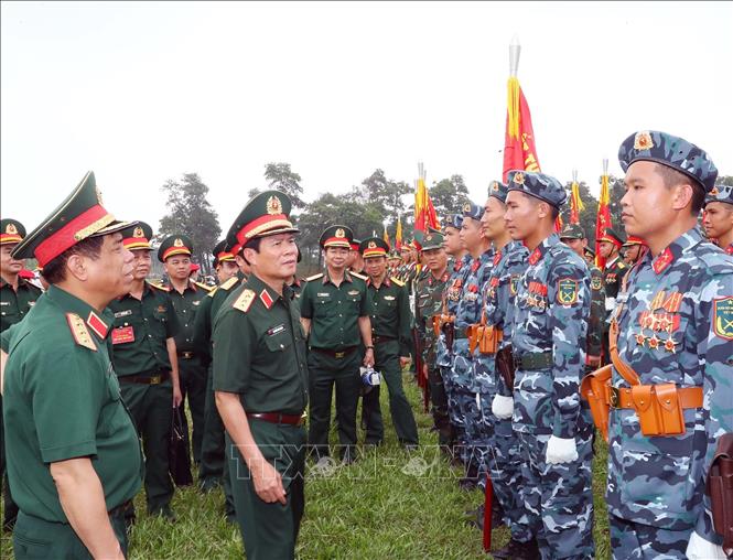 Thượng tướng Nguyễn Tân Cương, Tổng Tham mưu trưởng, Thứ trưởng Bộ Quốc phòng kiểm tra, động viên sĩ quan các khối tham gia tổng duyệt. Ảnh: Trọng Đức - TTXVN