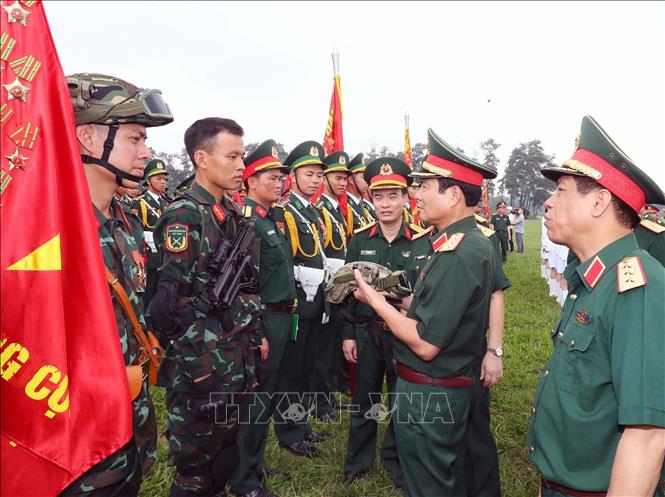 Thượng tướng Nguyễn Tân Cương, Tổng Tham mưu trưởng, Thứ trưởng Bộ Quốc phòng kiểm tra, động viên sĩ quan các khối tham gia tổng duyệt. Ảnh: Trọng Đức - TTXVN