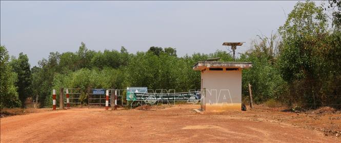 Một trạm cấp điện cho hệ thống hàng rào điện đi qua địa bàn xã Phú Lý, huyện Vĩnh Cửu, tỉnh Đồng Nai. Ảnh: Sỹ Tuyên - TTXVN