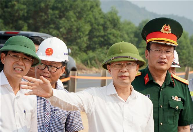 Bí thư Thành ủy Đà Nẵng Nguyễn Văn Quảng kiểm tra, đôn đốc tiến độ thi công dự án Cao tốc Hòa Liên – Túy Loan. Ảnh: Quốc Dũng - TTXVN