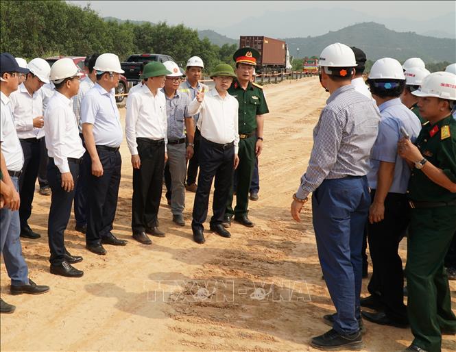 Đoàn công tác của Bí thư Thành ủy Đà Nẵng đi kiểm tra thực tế thi công dự án Cao tốc Hòa Liên – Túy Loan. Ảnh: Quốc Dũng - TTXVN