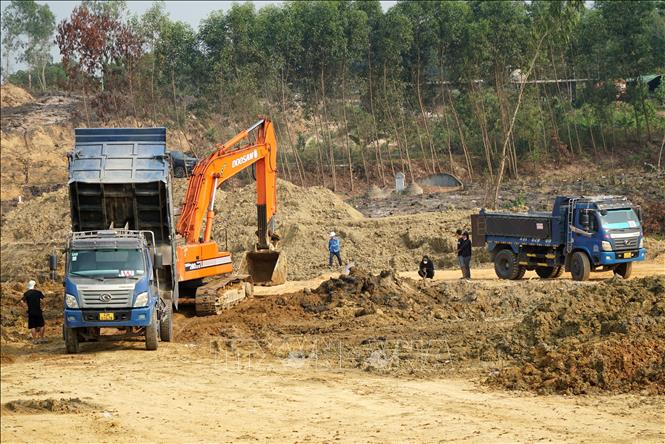 Nhà thầu khẩn trương thi công Dự án Cao tốc Hòa Liên-Túy Loan tại nút giao với đường Hoàng Văn Thái (huyện Hòa Vang, thành phố Đà Nẵng). Ảnh: Quốc Dũng - TTXVN