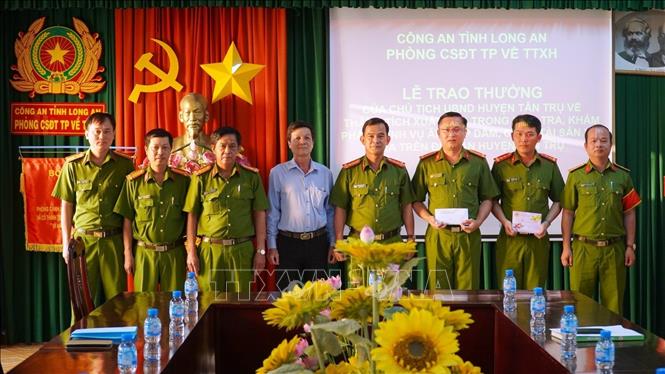 UBND huyện Tân Trụ, tỉnh Long An thưởng nóng phòng Cảnh sát hình sự Công an tỉnh Long An phá án trong vòng 24 giờ vụ cướp của, hiếp dâm trên địa bàn huyện. Ảnh: Đức Hạnh - TTXVN 