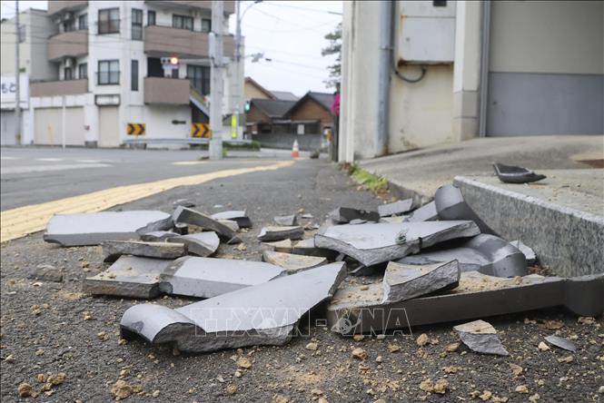 Ngói vỡ rơi trên đường sau động đất tại Uwajima, tỉnh Ehime, miền Tây Nhật Bản ngày 18/4/2024. Ảnh: Kyodo/TTXVN