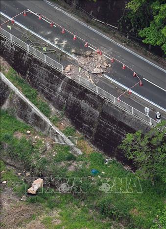 Đất đá rơi trên đường sau động đất tại Ozu, tỉnh Ehime, miền Tây Nhật Bản ngày 18/4/2024. Ảnh: Kyodo/TTXVN