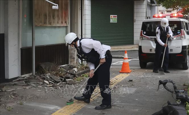 Cảnh sát dọn dẹp trên đường sau động đất tại Uwajima, tỉnh Ehime, miền Tây Nhật Bản ngày 18/4/2024. Ảnh: Kyodo/TTXVN