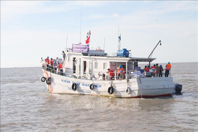 Các đơn vị tiến hành thả tôm giống tại cửa biển Gành Hào (thị trấn Gành Hào, huyện Đông Hải, tỉnh Bạc Liêu). Ảnh: Chanh Đa-TTXVN