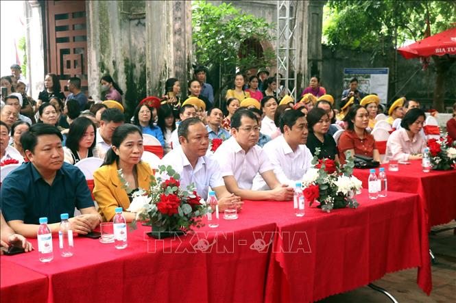 Các đại biểu tham dự khai mạc Lễ hội truyền thống Đền Mẫu. Ảnh: Mai Ngoan-TTXVN