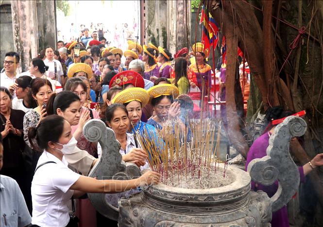 Nhân dân và du khách thập phương dâng hương tại Đền Mẫu. Ảnh: Mai Ngoan-TTXVN
