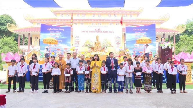 Huyện Đăk Hà (tỉnh Kon Tum) trao học bổng Hùng Vương cho học sinh vượt khó tại Chùa tháp Kỳ Quang nhân dịp Giỗ Tổ Hùng Vương. Ảnh: Cao Nguyên - TTXVN