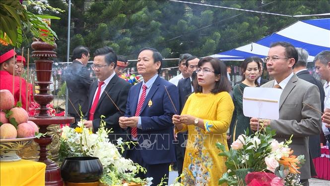 Người dân huyện Đăk Hà (tỉnh Kon Tum) dâng hoa, dâng hương tại Chùa tháp Kỳ Quang  nhân dịp Giỗ Tổ Hùng Vương. Ảnh: Cao Nguyên - TTXVN