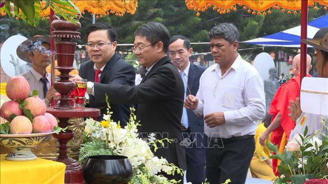 Người dân huyện Đăk Hà (tỉnh Kon Tum) dâng hoa, dâng hương tại Chùa tháp Kỳ Quang  nhân dịp Giỗ Tổ Hùng Vương. Ảnh: Cao Nguyên - TTXVN