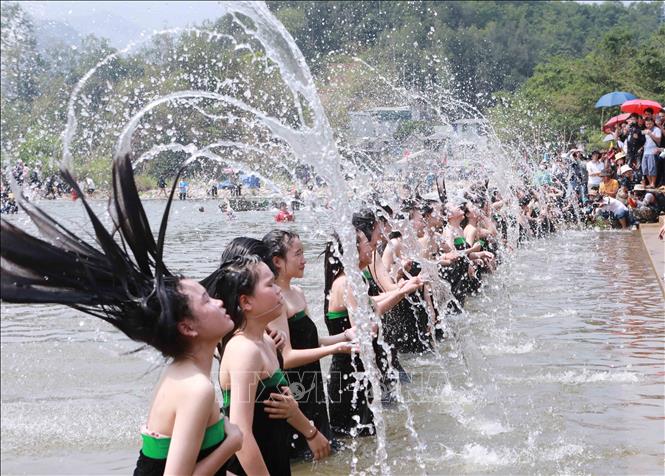 Tái hiện Lễ hội Áp Hô Pang của người Thái trắng ở Phong Thổ. Ảnh: Nguyễn Oanh-TTXVN.