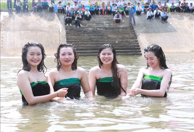 Vẻ đẹp của các thiếu nữ Thái trong trang phục truyền thống tại Lễ hội gội đầu. Ảnh: Nguyễn Oanh-TTXVN.