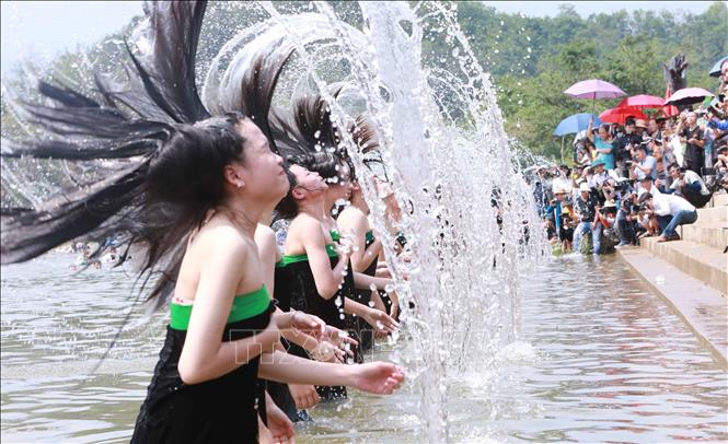 Màn hất tóc ra phía sau mãn nhãn người xem. Ảnh: Nguyễn Oanh-TTXVN.