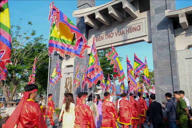 A procession to commemorate the legendary ancestors at Hung Kings Temple in Binh Thuy district, Can Tho city. VNA Photo