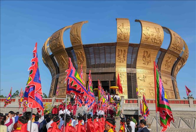 A procession to commemorate the legendary ancestors at Hung Kings Temple in Binh Thuy district, Can Tho city. VNA Photo