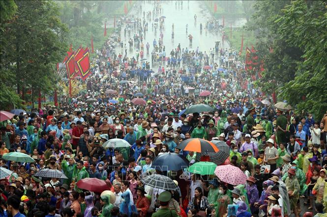 Despite heavy rain, pilgrims flock to Kinh Thien Palace on Nghia Linh Mountain in Viet Tri city, the northern province of Phu Tho, on April 18 early morning (the 10th day of the third lunar month) to commemorate Hung Kings. VNA Photo