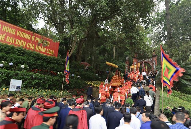 Despite heavy rain, a procession marches to Kinh Thien Palace on Nghia Linh Mountain in Viet Tri city, the northern province of Phu Tho, on April 18 early morning (the 10th day of the third lunar month) to commemorate Hung Kings. VNA Photo