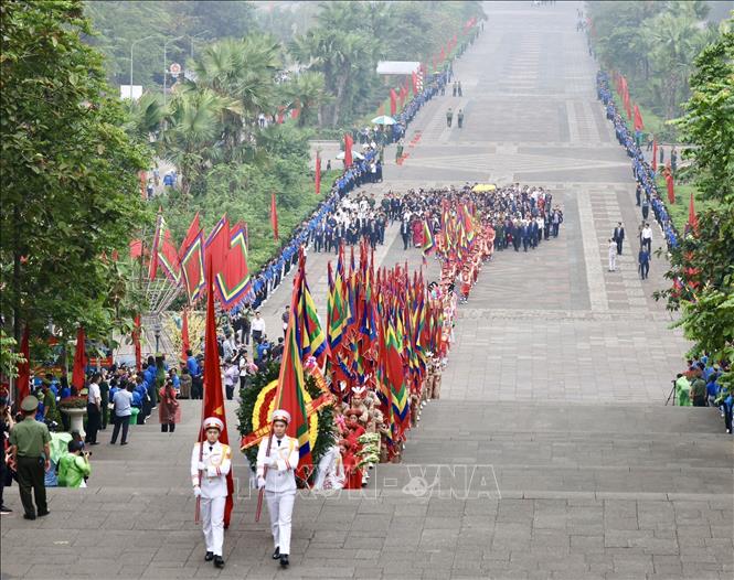 Despite heavy rain, a procession marches to Kinh Thien Palace on Nghia Linh Mountain in Viet Tri city, the northern province of Phu Tho, on April 18 early morning (the 10th day of the third lunar month) to commemorate Hung Kings. VNA Photo