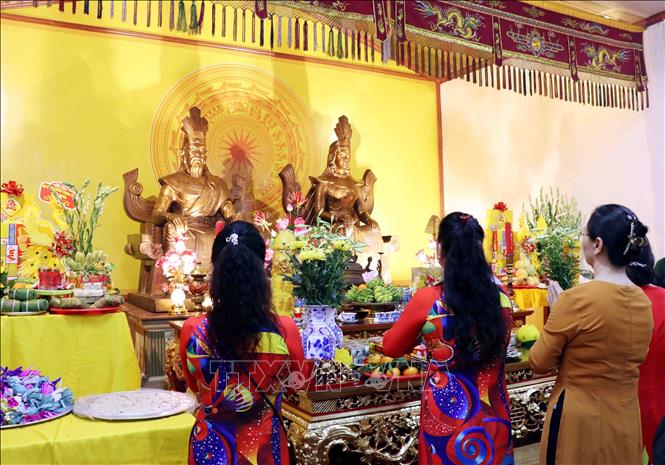 Locals in Thai Nguyen province pay respect to Hung Kings at the Hung Vuong temple in Thai Nguyen city. VNA Photo