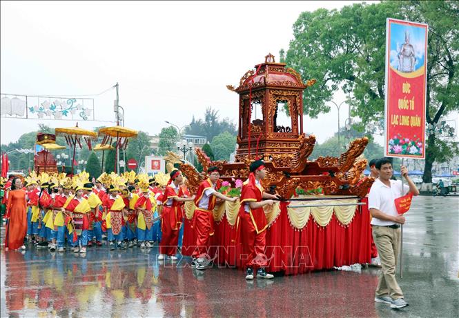 A procession at Hung Vuong temple in Thai Nguyen city held in commemoration of Hung Kings. VNA Photo
