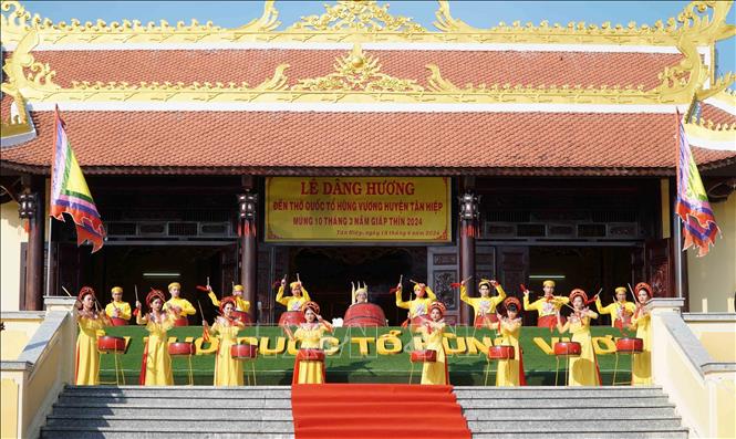 An art performance at Temple of the Hung Kings in Tan Hiep district, Kien Giang province. VNA Photo