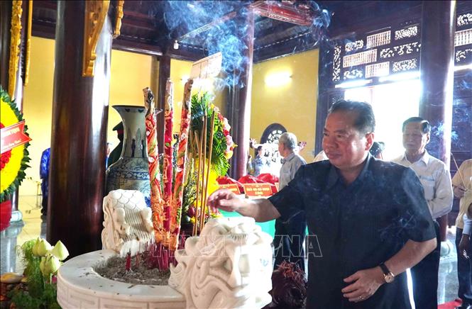 Deputy Secretary of the Provincial Party Committee, Chairman of Kien Giang provincial People's Committee Mai Van Huynh offers incense in tribute of Hung Kings. VNA Photo
