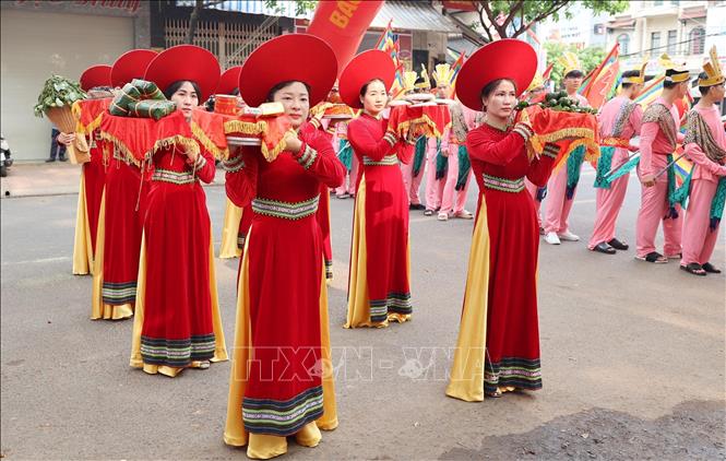 A procession in Dak Lak carries offerings to Hung Kings. VNA Photo