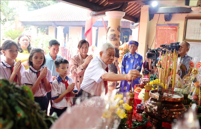 Locals in Dak Lake province offer incense to Hung Kings. VNA Photo 