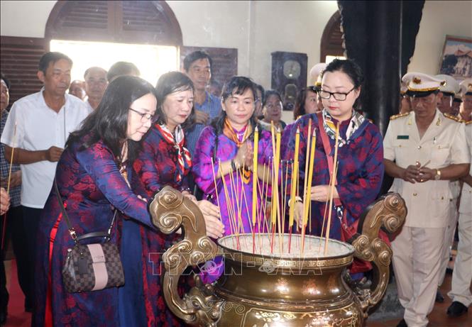 Delegates in Vinh Long province offer incense in tribute of Hung Kings. VNA Photo