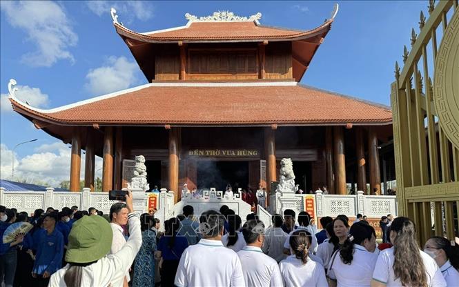 Locals in Ca Mau province gather at Hung Kings temple in Tan Phu commune, Thoi Binh district to commemorate legendary ancestors. VNA Photo