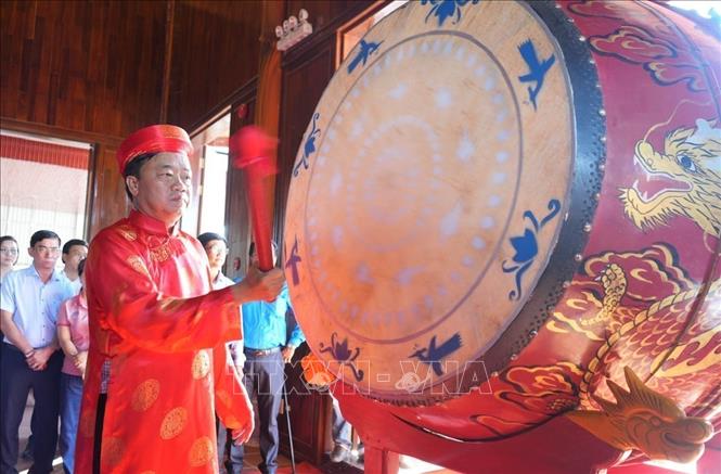 Chairman of Ca Mau provincial People's Committee Huynh Quoc Viet beats the drum to open Hung Kings commemoration ceremony in the locality. VNA Photo